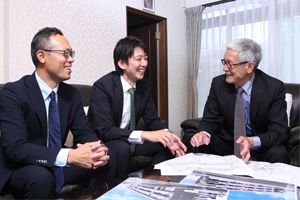 営業担当者とオーナー様写真