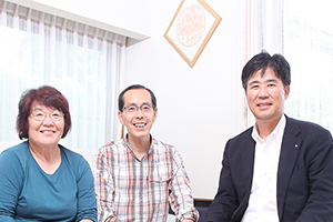営業担当者とオーナー様写真