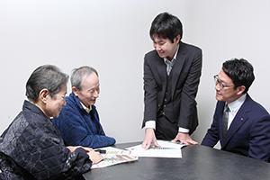 営業担当者とオーナー様写真