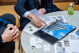 営業担当者とオーナー様写真