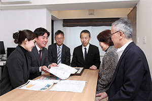 営業担当者とオーナー様写真